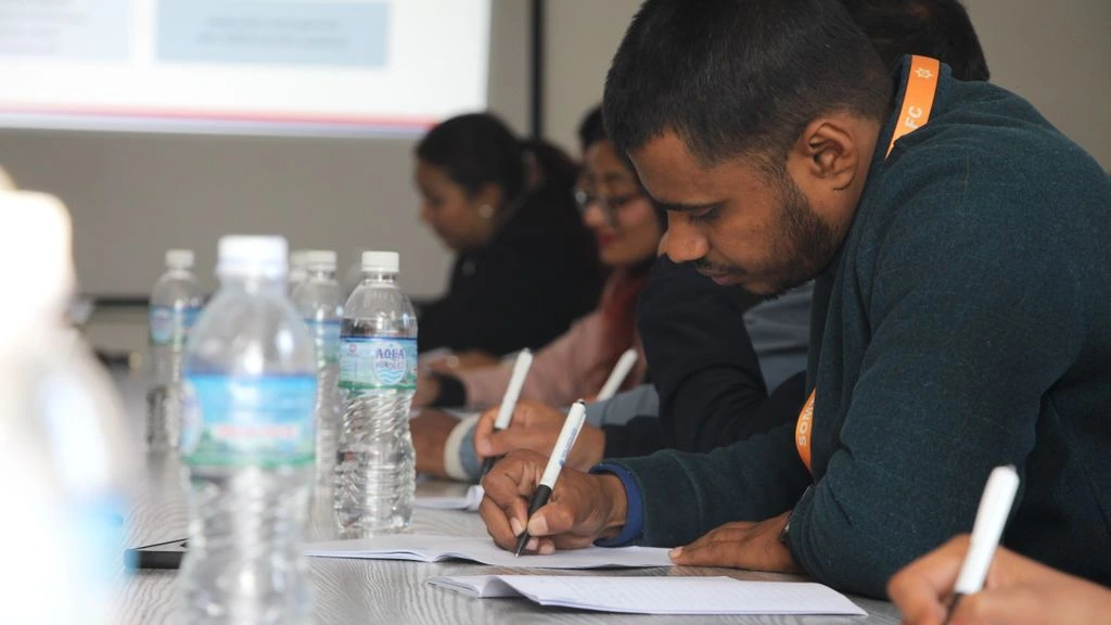 Students in discussion at a US business school classroom.